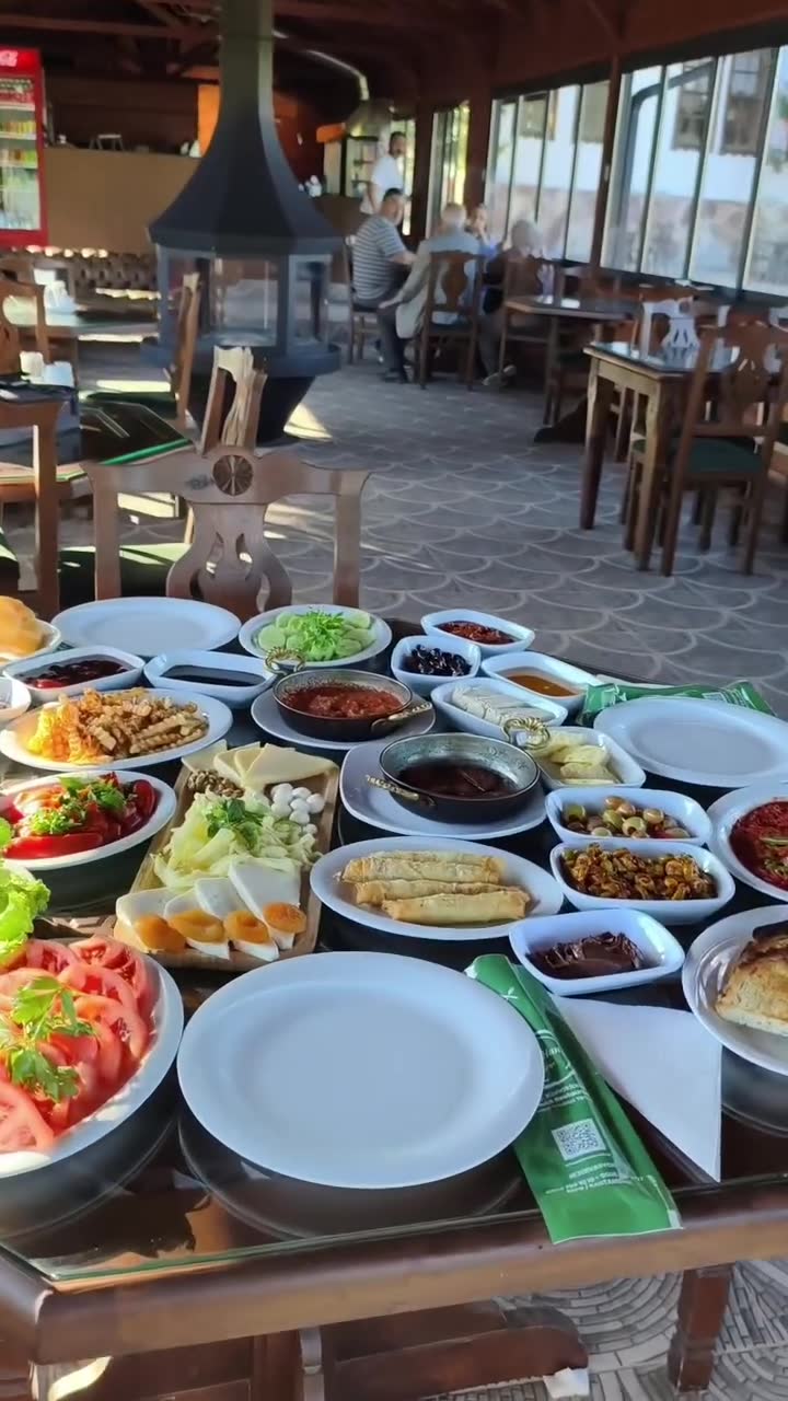 Ecevit Hanı serpme kahvaltı sofrası
