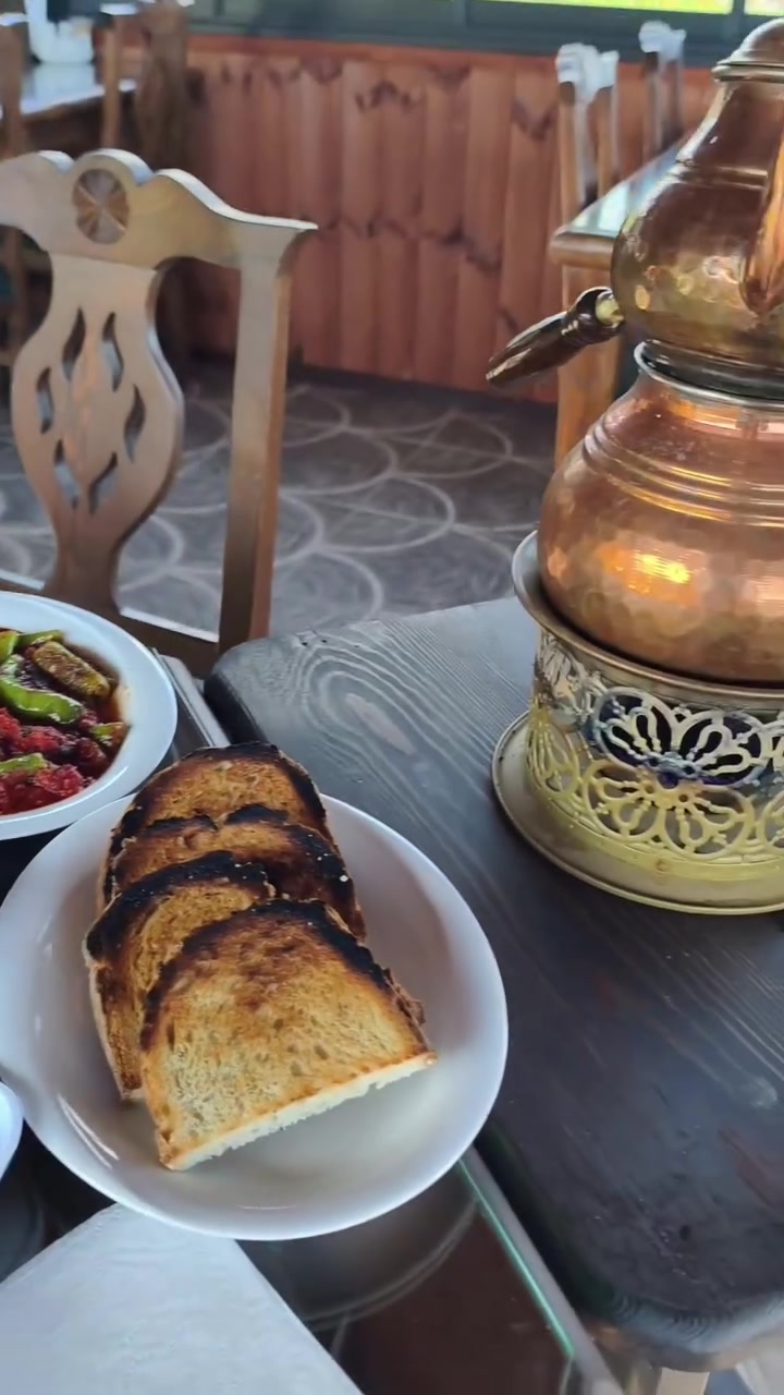 Bakır cezvede çay ve kızarmış ekmek