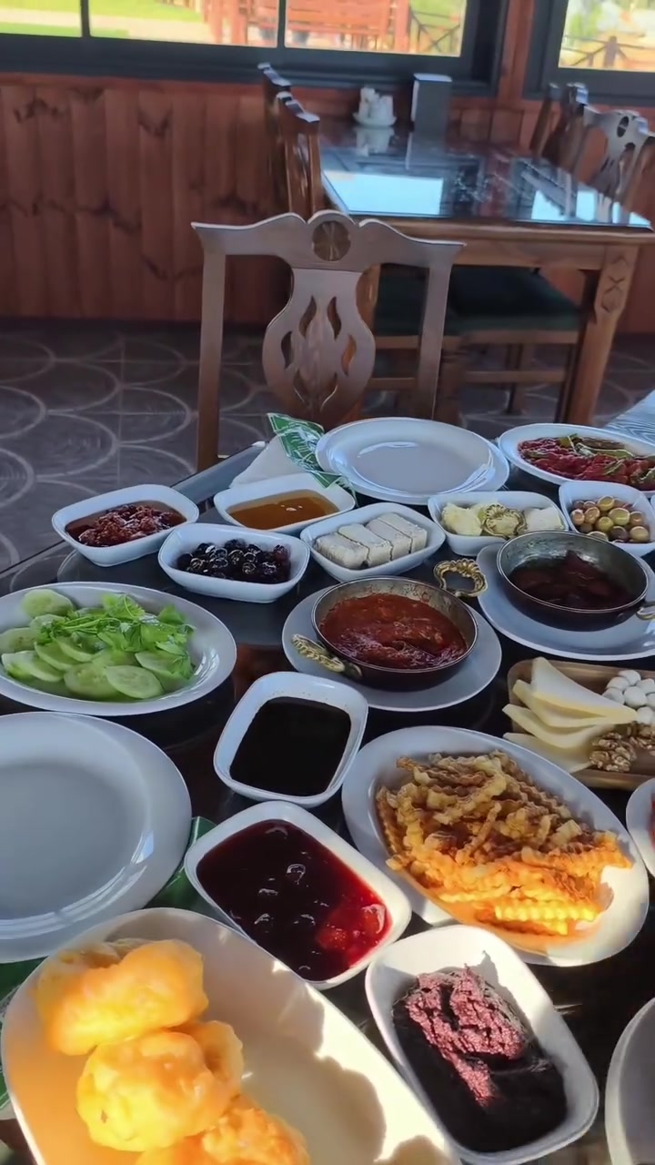 Kahvaltıda reçeller, peynirler ve zeytinler