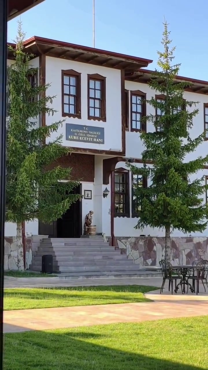 Ecevit Hanı'nın restore edilmiş tarihi konak cephesi, çam ağaçları arasında