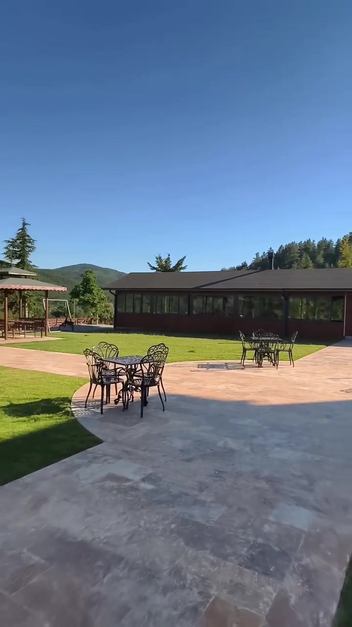Ecevit Hanı bahçesi, oturma grupları ve Küre Dağları