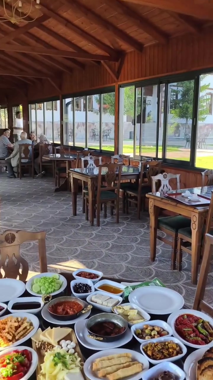 Bahçeye bakan kış bahçesi restoranı